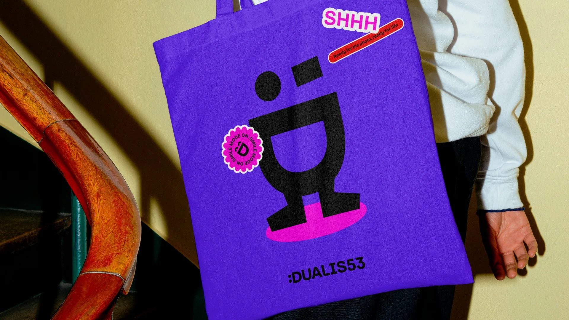 Violette Dualis53-Stofftasche mit schwarzer D-Figur